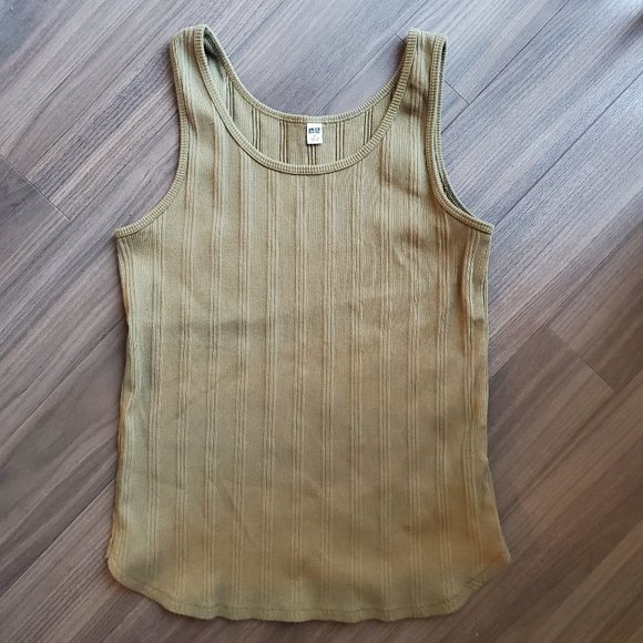 Uniqlo Ribbed Tank Top in Olive Green - Picture 2 of 8